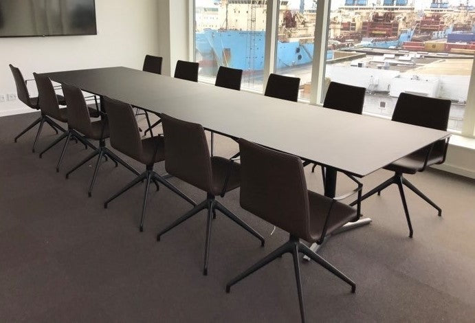 Fumac Switch mødebord med bådformet linoleum bordplade