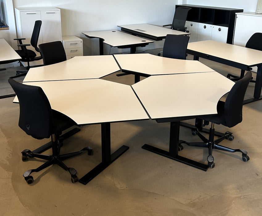 Arbejdsstation bestående af 4 stk. Holmris B8 Q20 hæve sænkeborde