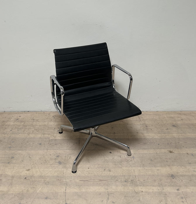 Vitra Eames EA107 Konferencestol