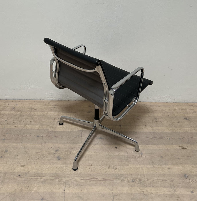 Eames EA107 Konferencestol