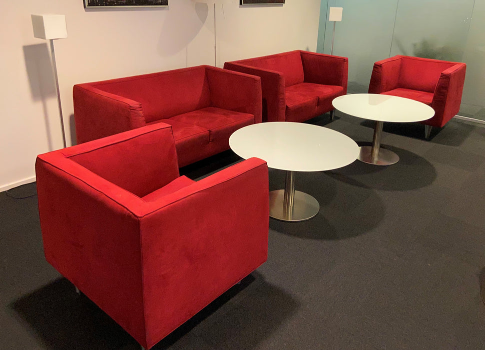 Loungestol i rød alcantara