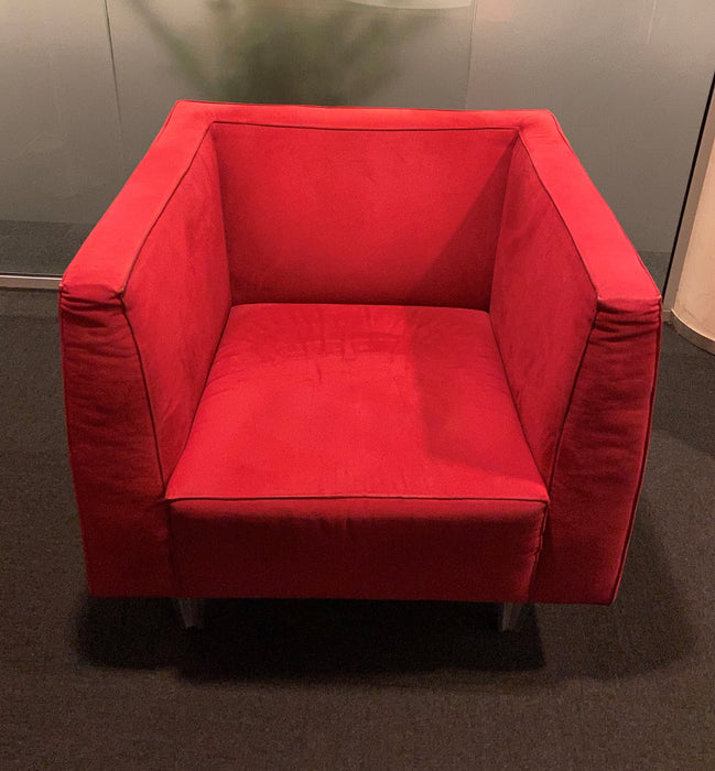 Loungestol i rød alcantara