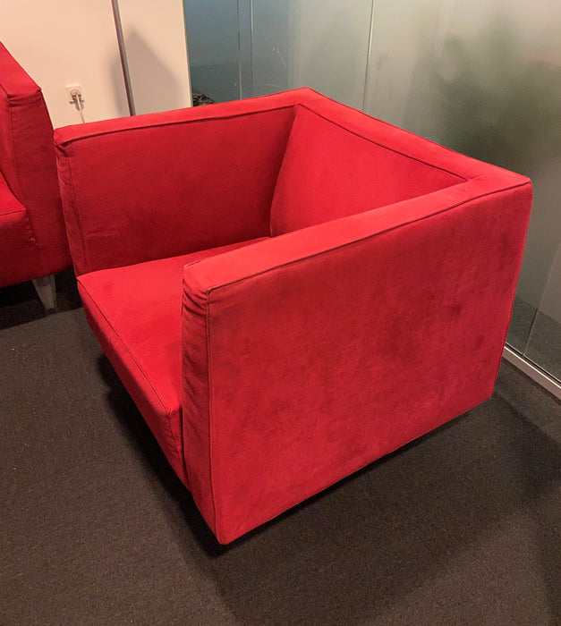 Loungestol i rød alcantara