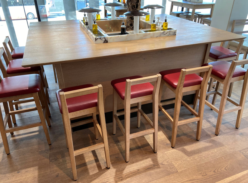 Håndlavet højbord i egetræ inkl. 14 stk. Barstole.