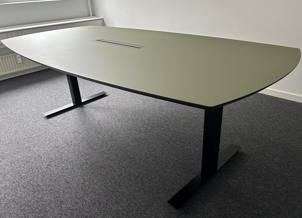 Fumac Square mødebord med bådformet linoleum bordplade