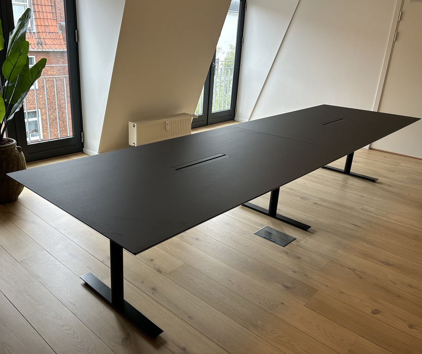 Fumac Square mødebord med rektangulær linoleum bordplade