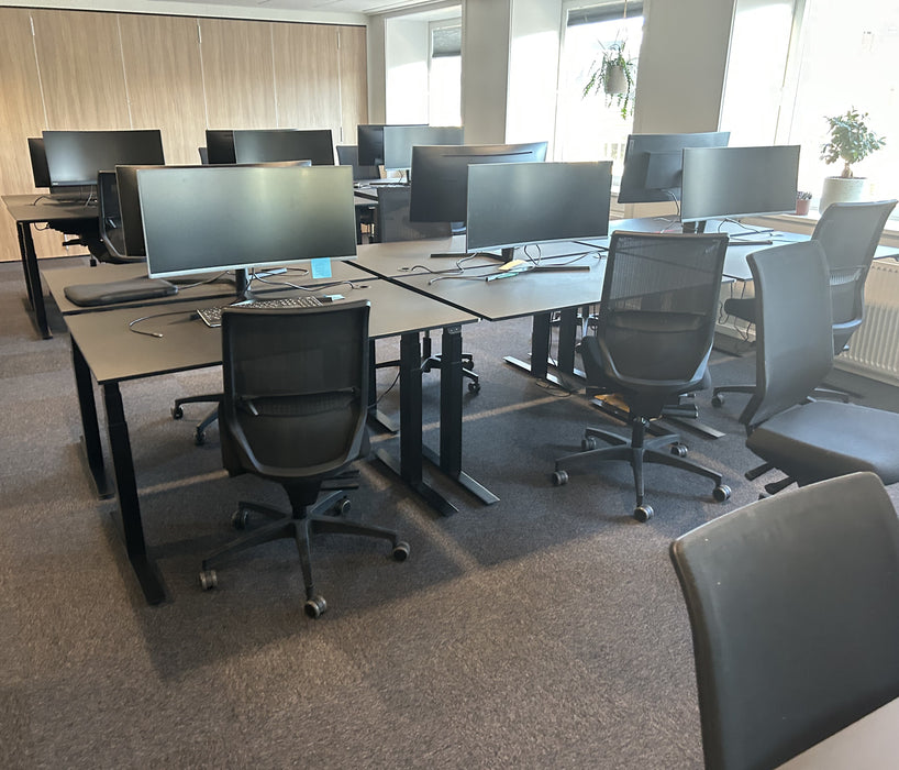 KOMPLET ARBEJDSPLADS - Martela bord + Dauphin stol