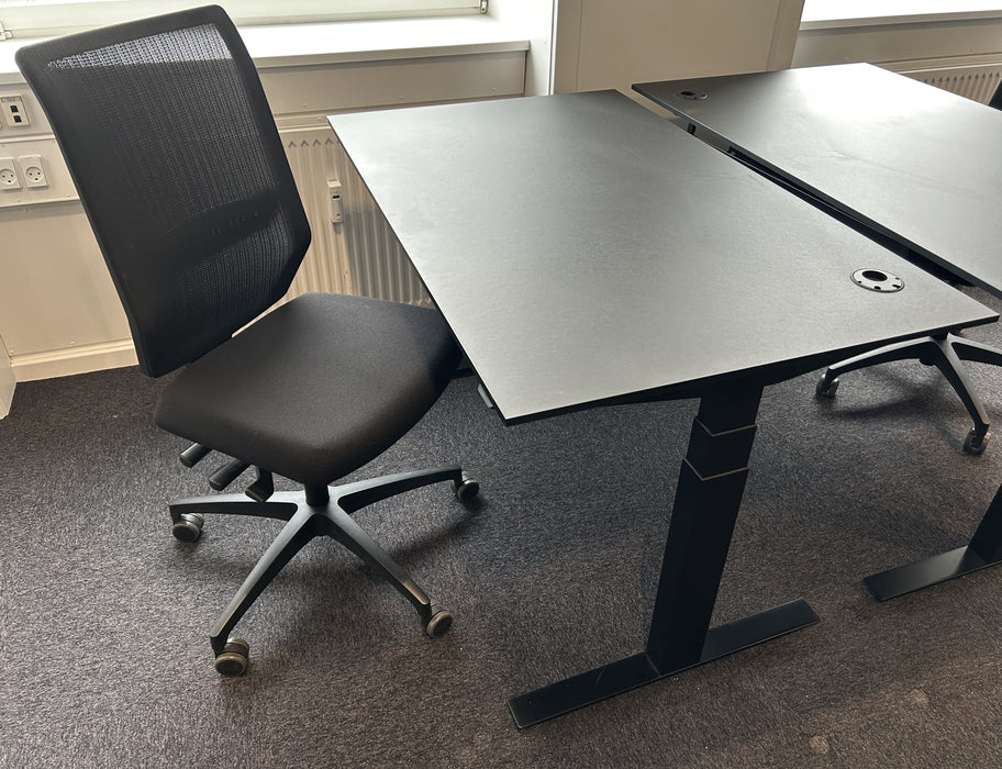 KOMPLET ARBEJDSPLADS - Martela bord + Dauphin stol