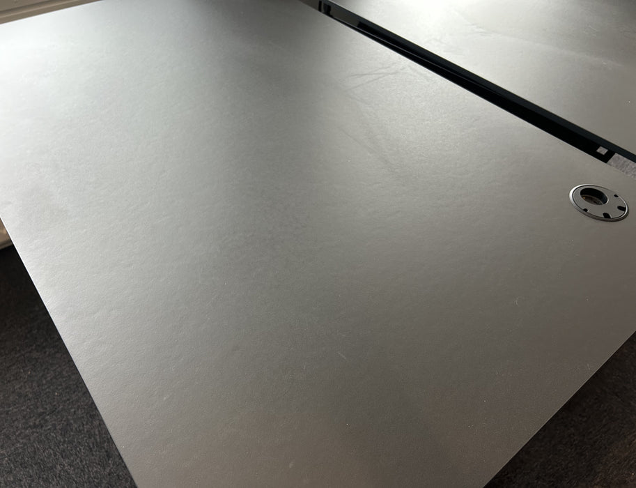 KOMPLET ARBEJDSPLADS - Martela bord + Dauphin stol