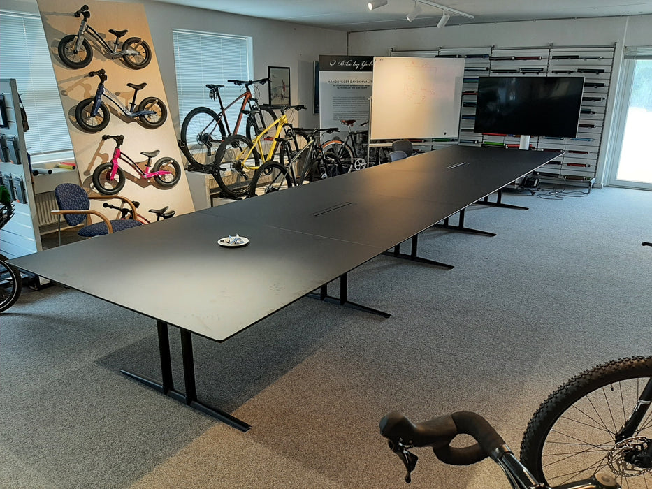 Fumac Switch Executive mødebord med rektangulær linoleum bordplade