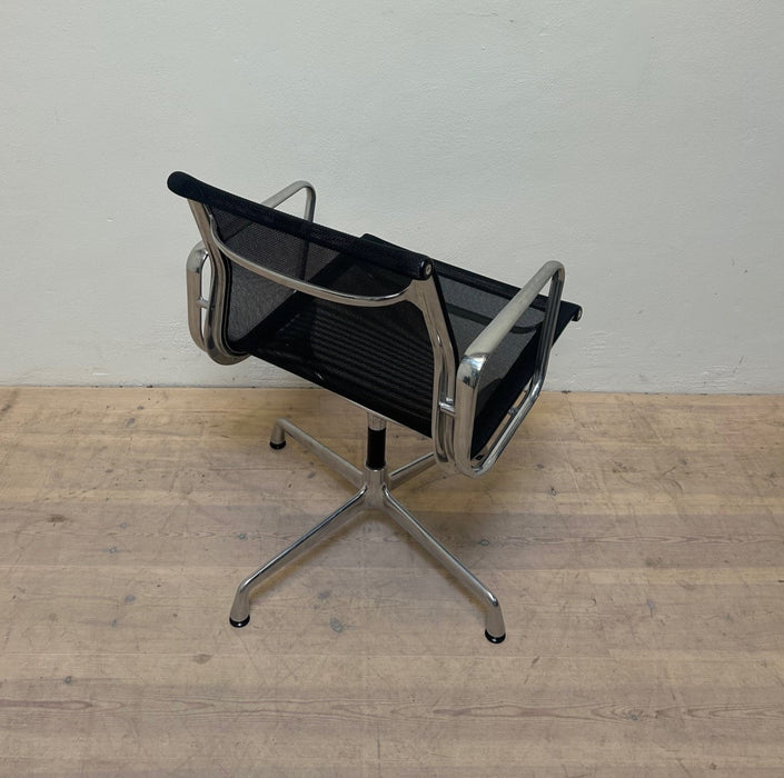 Eames EA107 Konferencestol