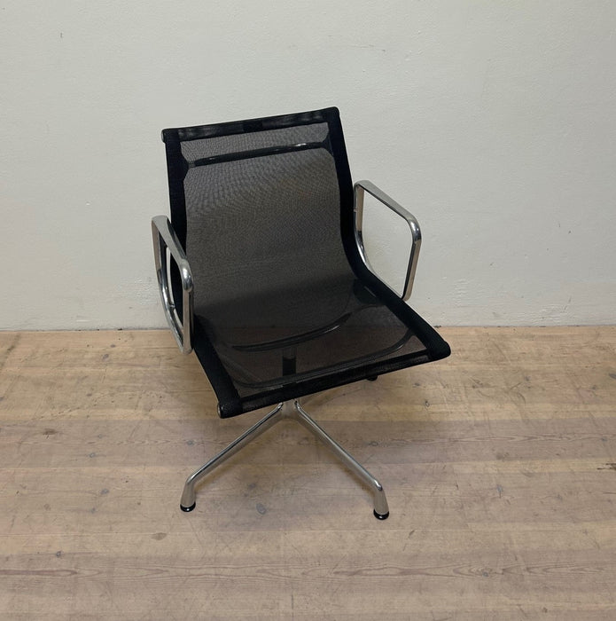 Eames EA107 Konferencestol