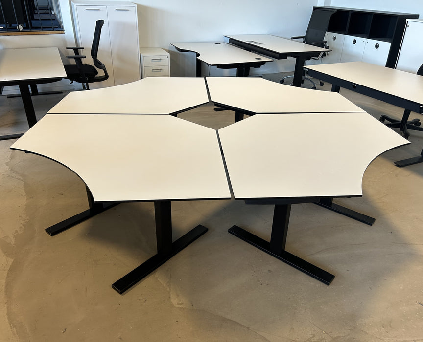 Arbejdsstation bestående af 4 stk. Holmris B8 Q20 hæve sænkeborde