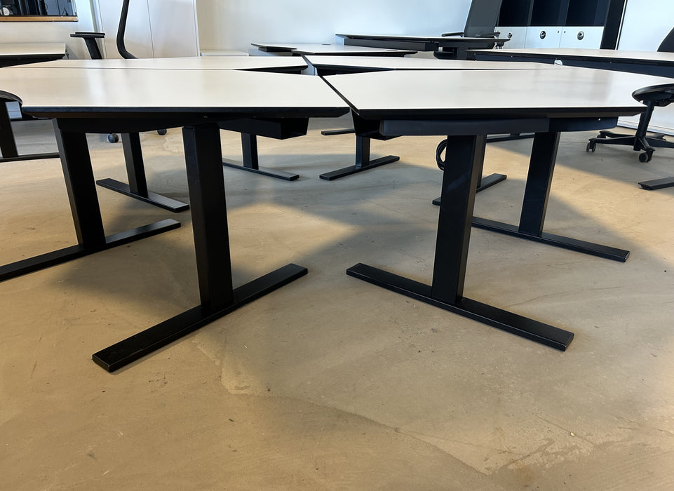 Arbejdsstation bestående af 4 stk. Holmris B8 Q20 hæve sænkeborde
