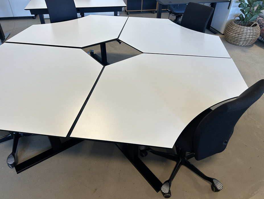 Arbejdsstation bestående af 4 stk. Holmris B8 Q20 hæve sænkeborde