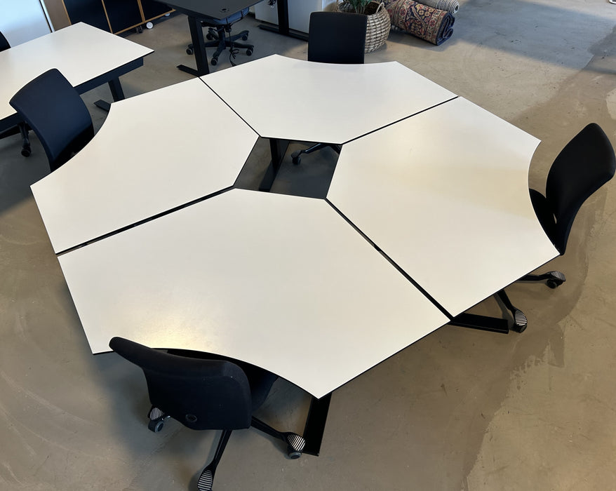 Arbejdsstation bestående af 4 stk. Holmris B8 Q20 hæve sænkeborde