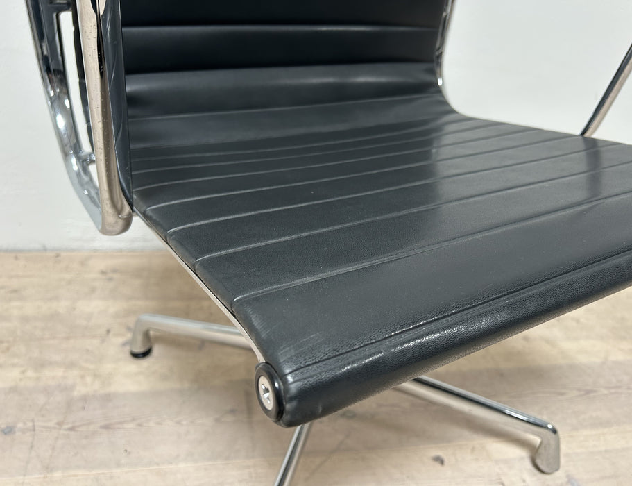 Eames Vitra EA107 Konferencestol