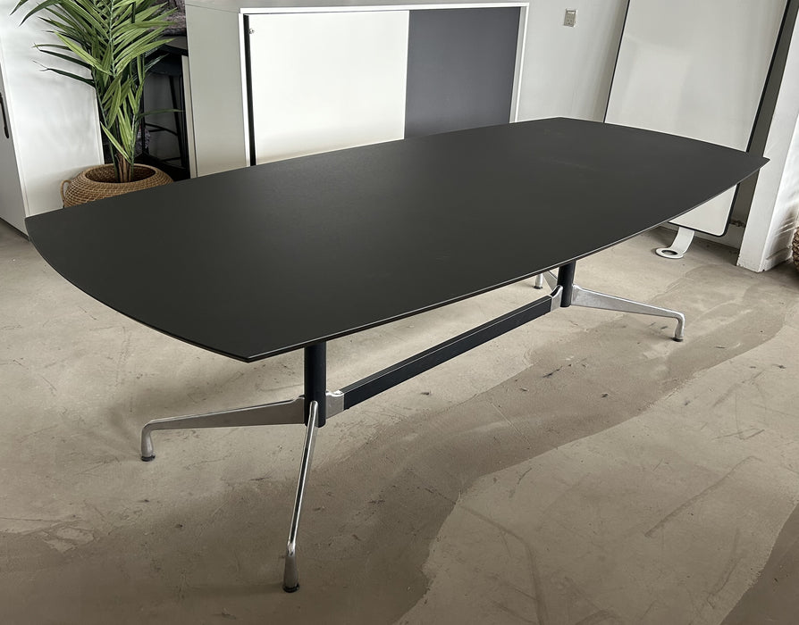 Eames Segmented Konferencebord med NY linoleum bordplade