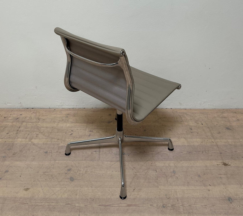 Vitra Eames EA101 Konferencestol