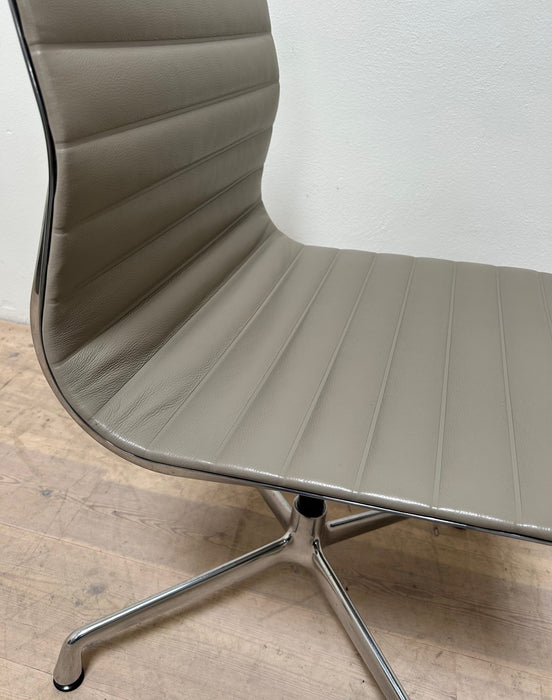 Vitra Eames EA101 Konferencestol