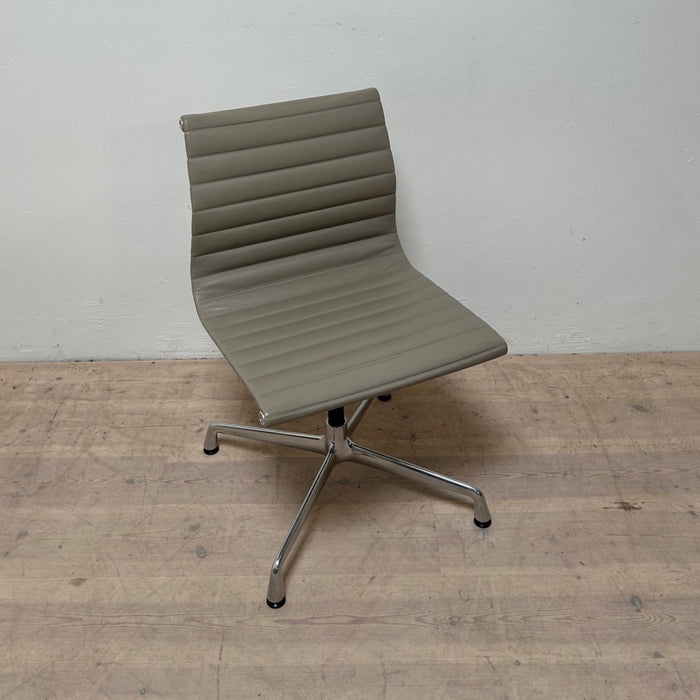 Vitra Eames EA101 Konferencestol